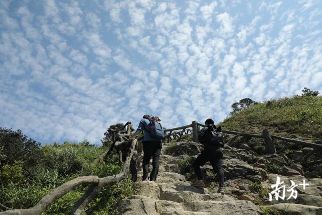 4月28日“深圳十峰”全民健身登山活動(dòng)啟動(dòng)儀式在鵬城第一峰梧桐山舉行。經(jīng)過(guò)近一個(gè)月的宣傳預(yù)熱，“深圳十峰”終于拉開(kāi)序幕，正式亮相。